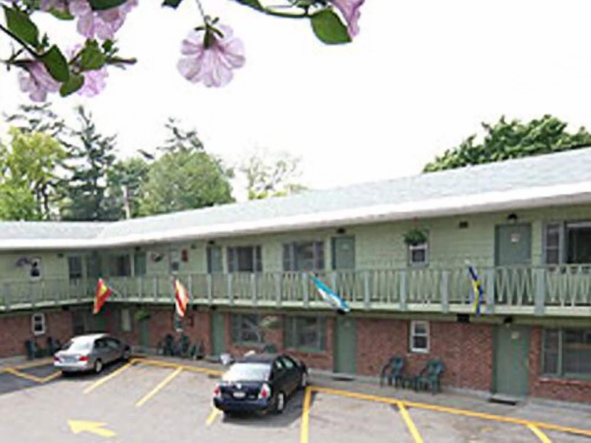Community Court Motel Saratoga Springs Eksteriør billede