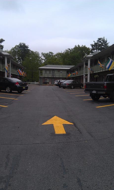 Community Court Motel Saratoga Springs Eksteriør billede