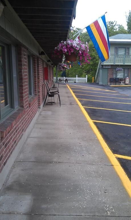 Community Court Motel Saratoga Springs Eksteriør billede
